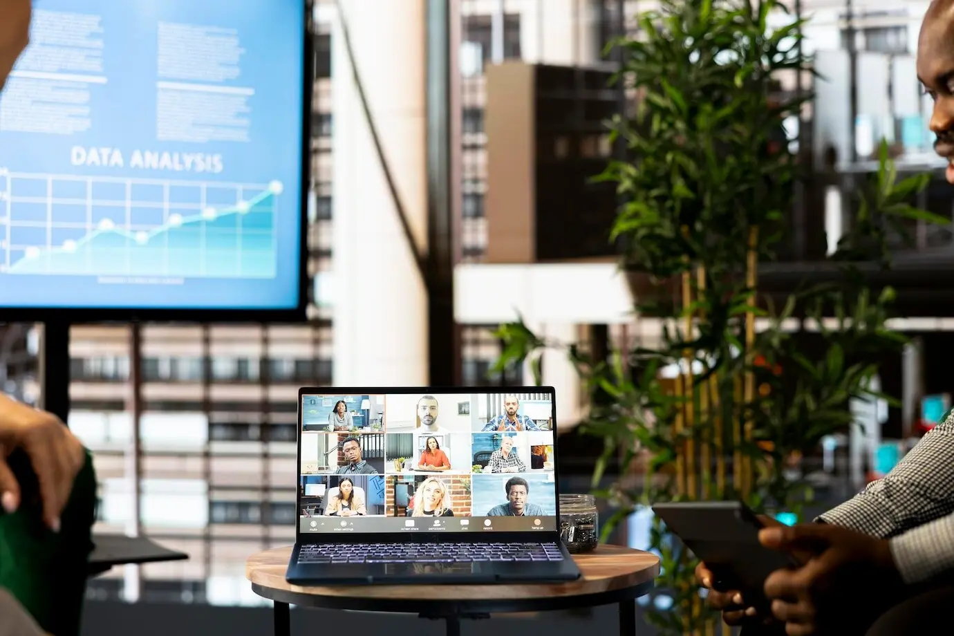 Менеджер проводит совещание в формате видеоконференции, чтобы представить новый проект.